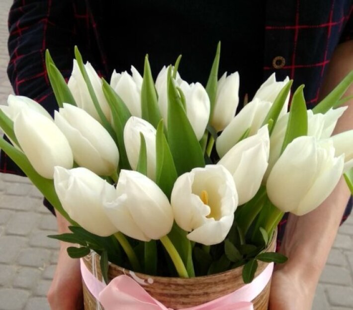Коробка с тюльпанами