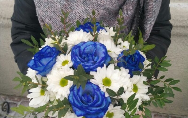 Коробка с синими розами