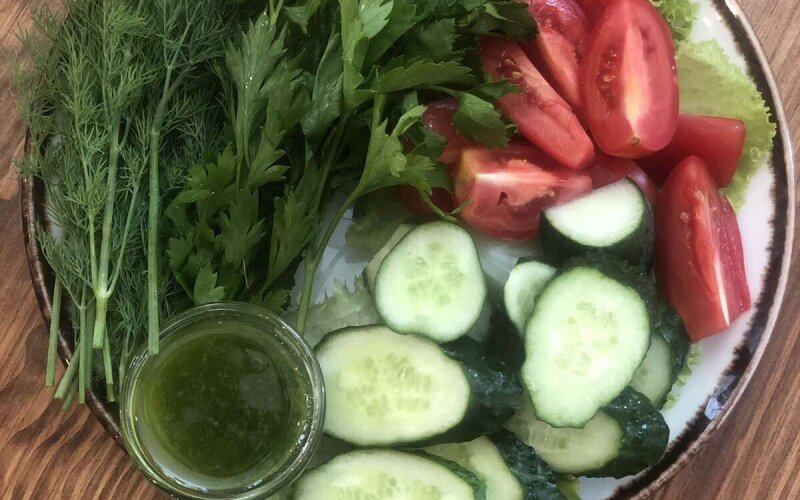 Ассорти из свежих овощей и зелени кинзы