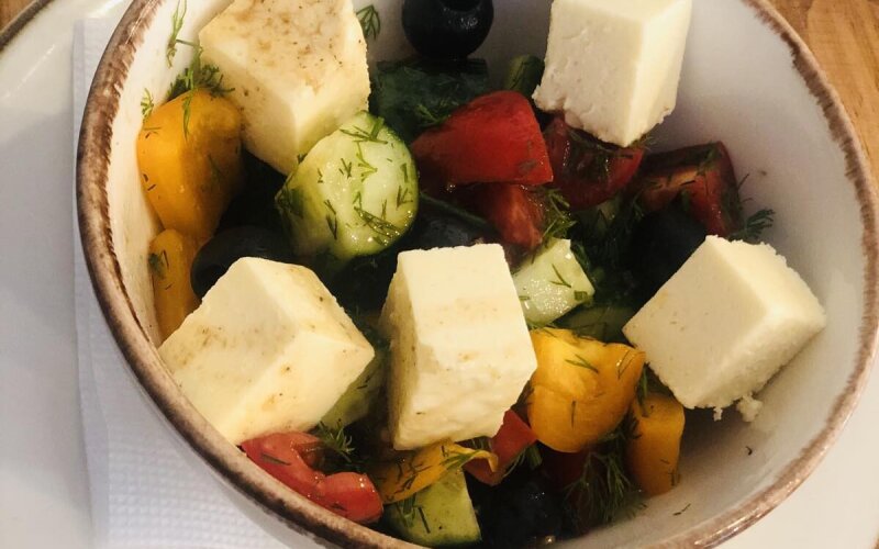 Салат из свежих овощей с имеретинским сыром