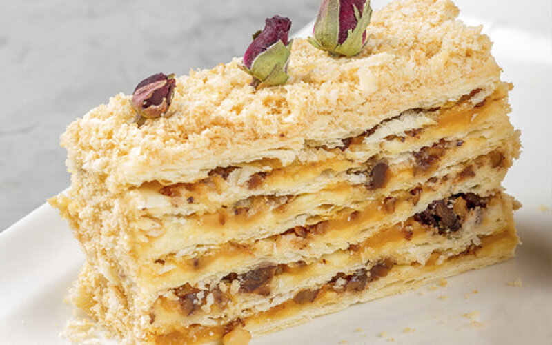Торт «Наполеон с пеканом и солёной карамелью»