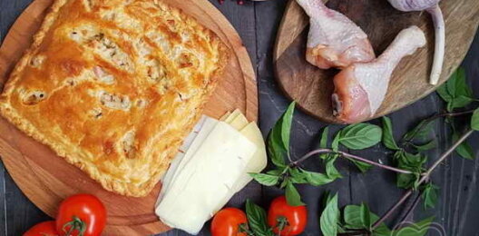 Тандыровский пирог с курицей, грибами и сыром на слоёном тесте