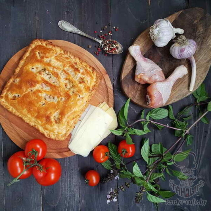 Тандыровский пирог с курицей, грибами и сыром на слоёном тесте