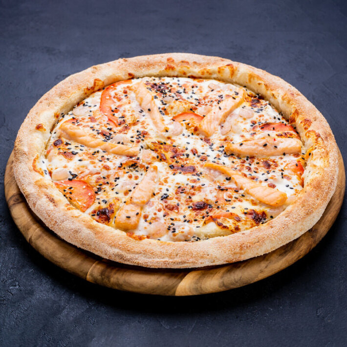Пицца с лососем и креветками