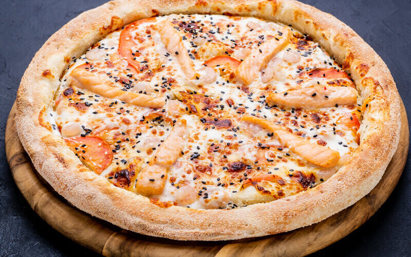 Пицца с лососем и креветками