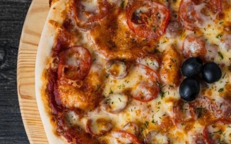 Пицца «Колбаски копчёные/помидоры»