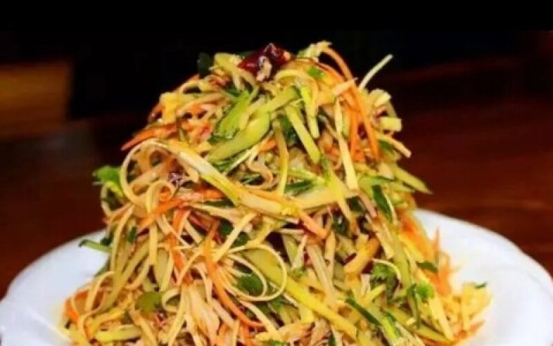 Китайский салат с кисло-сладким соусом