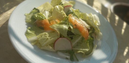 Салат «Зелёный» с огурцом и помидором