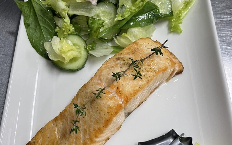 Стейк из лосося с салатным миксом