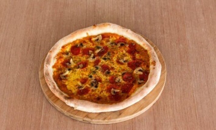 Пицца «Крема ди зукка» с салями и грибами