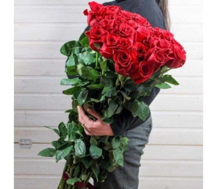 Букет 25 длинных роз «Love»