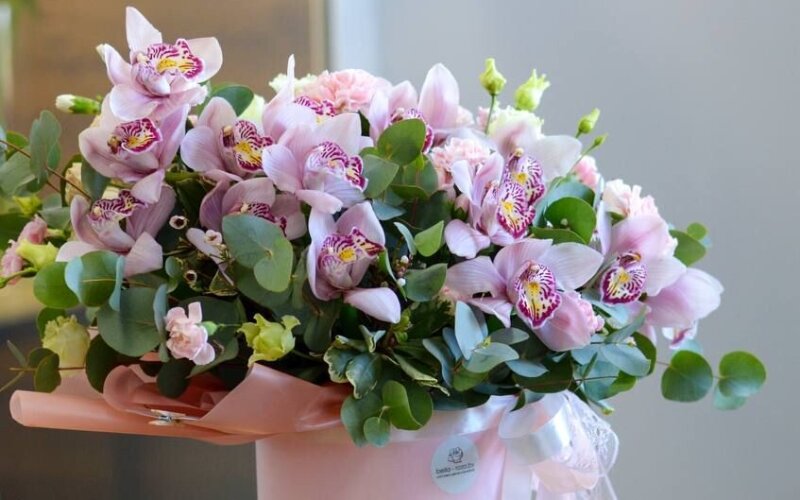 Композиция из цветов в шляпной коробке размер L «Орхидея»