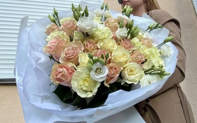 Сборный букет «Премиум» из роз, пионовидных роз и эустомы