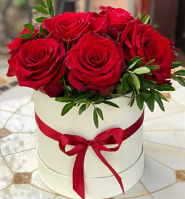 Шляпная коробка с 9 красными розами