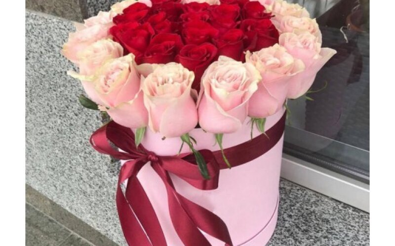 Коробка шляпная «Люблю» из 25 роз