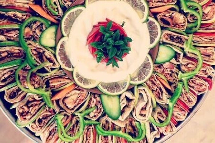 Арабская тарелка ассорти с хумус    