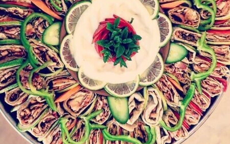 Арабская тарелка ассорти с хумус    
