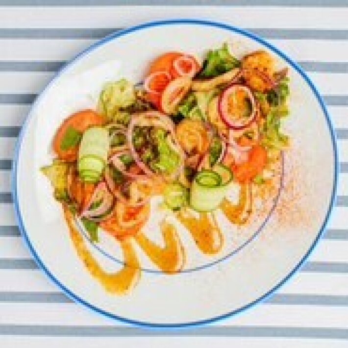 Салат с кальмаром и креветками