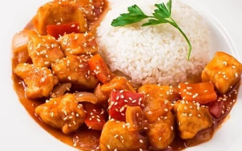 Рис с курицей и кисло-сладким соусом