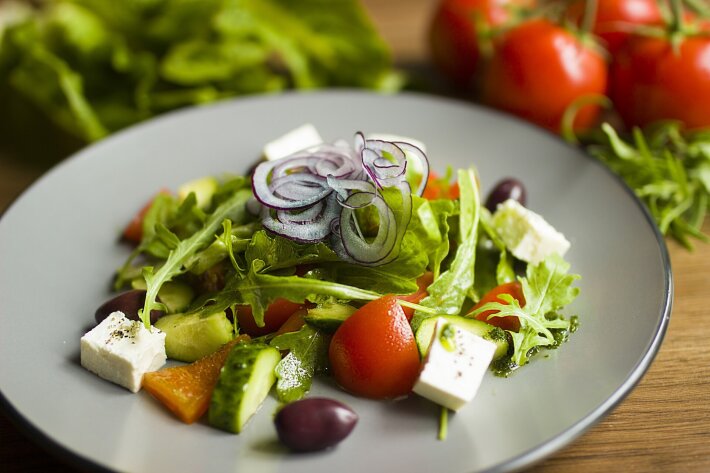 Салат из овощей с греческим сыром и маслинами