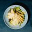 Салат Цезарь с цыпленком гриль, листьями салата, вялеными томатами, хрустящими крутонами, перепелиным яйцом и домашней заправкой Цезарь