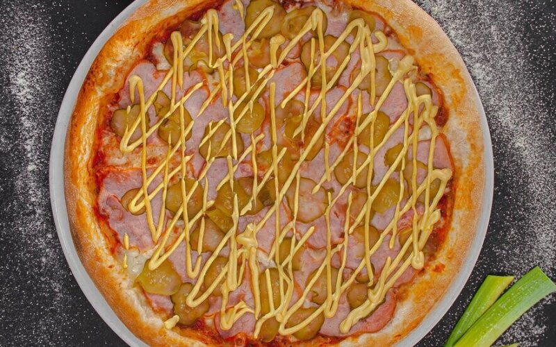 Пицца с сырным соусом