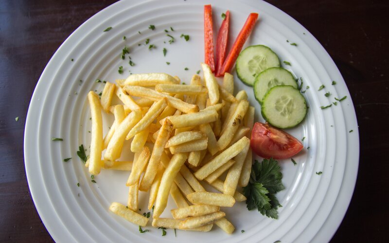 Картофель фри с овощным гарниром