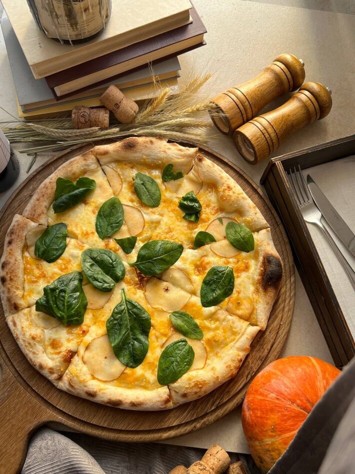 Пицца с тремя видами сыра