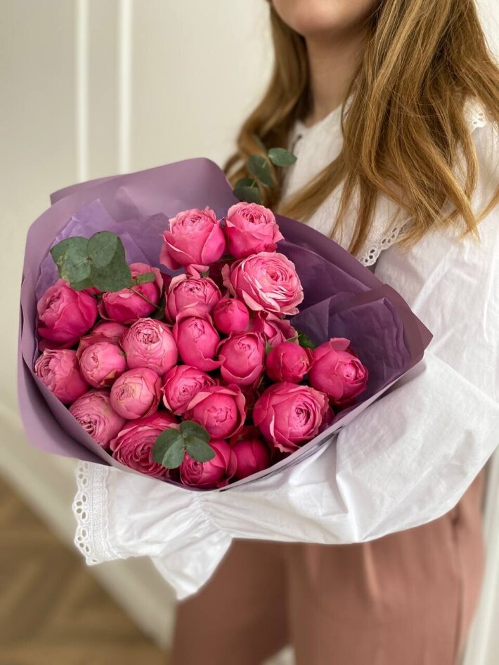 букет из кустовых пионовидных фиолетовых роз