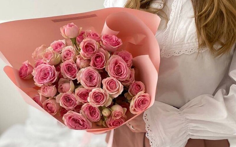 букет из кустовых розовых роз