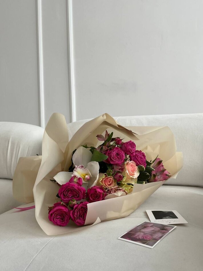 Сборный букет от флориста из кустовых роз, альстромерии, диантуса, орхидеи в красивой упаковка