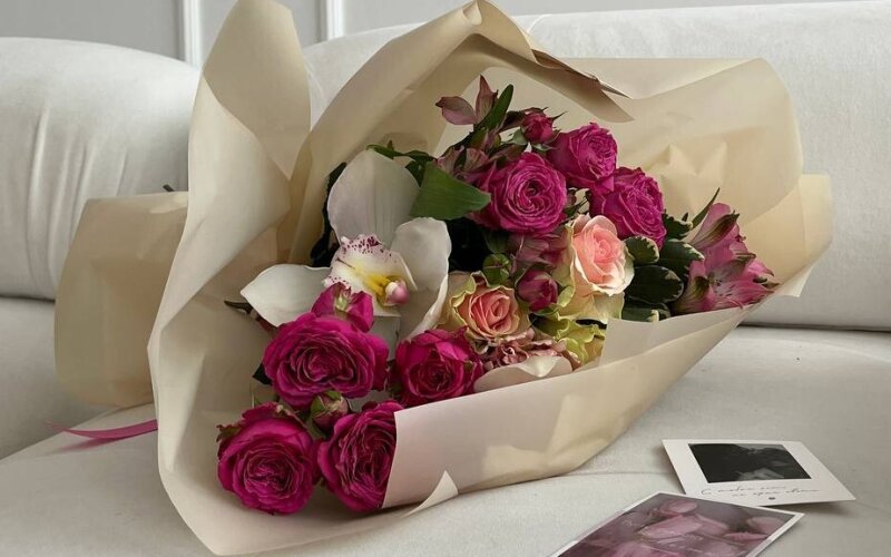 Сборный букет от флориста из кустовых роз, альстромерии, диантуса, орхидеи в красивой упаковка