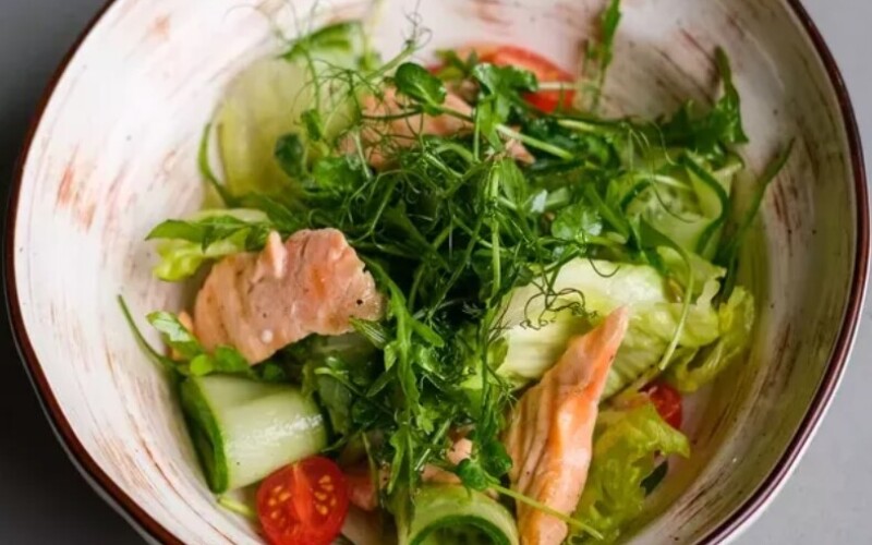 Салат с лососем и тыквенными семечками