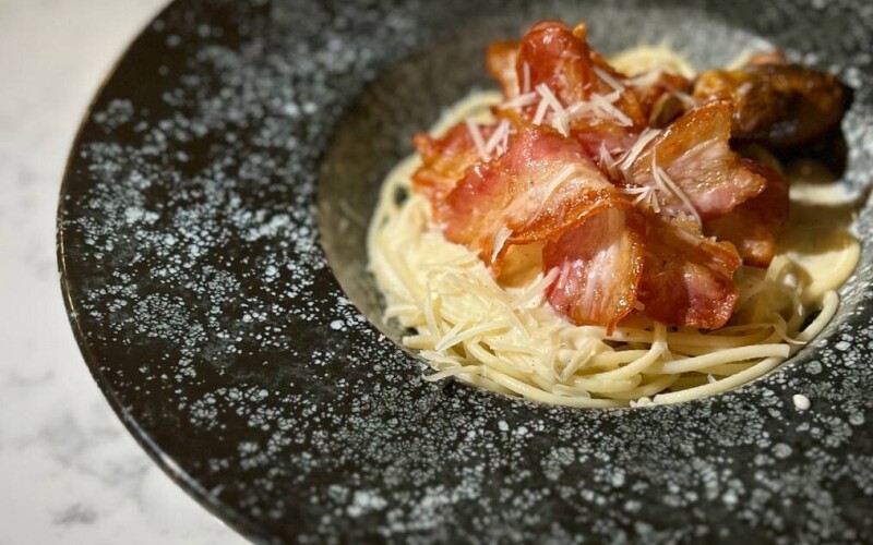 Спагетти «Карбонара» с копчёным беконом на сливках