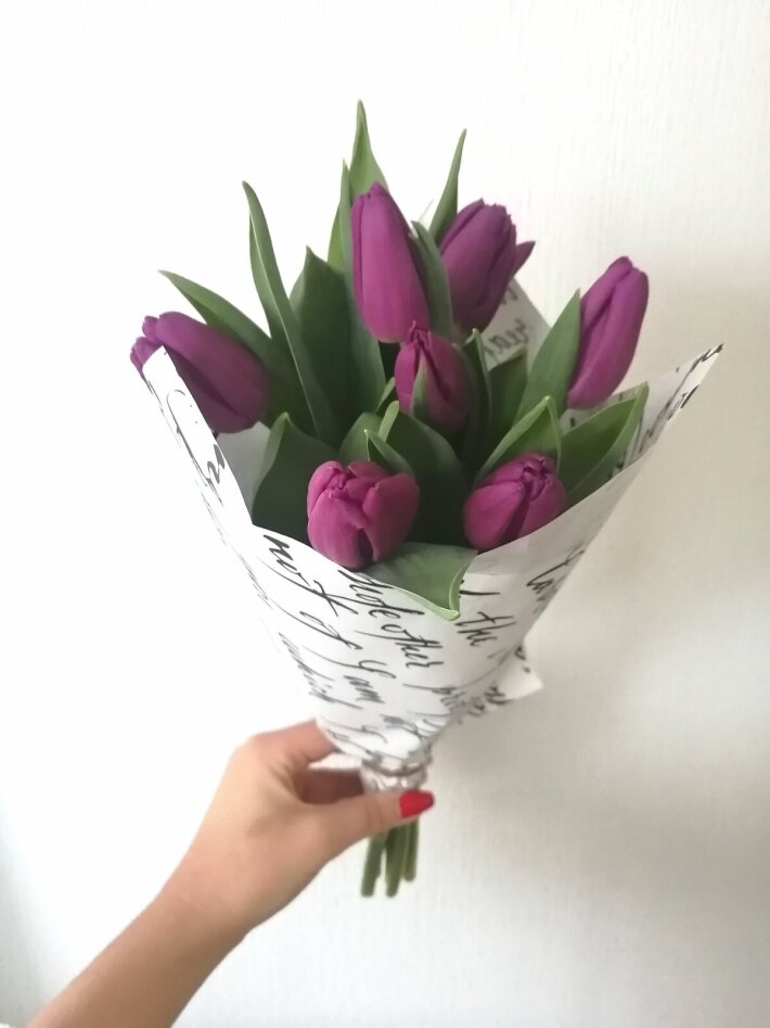 Букет из 7 фиолетовых тюльпанов в крафт бумаге