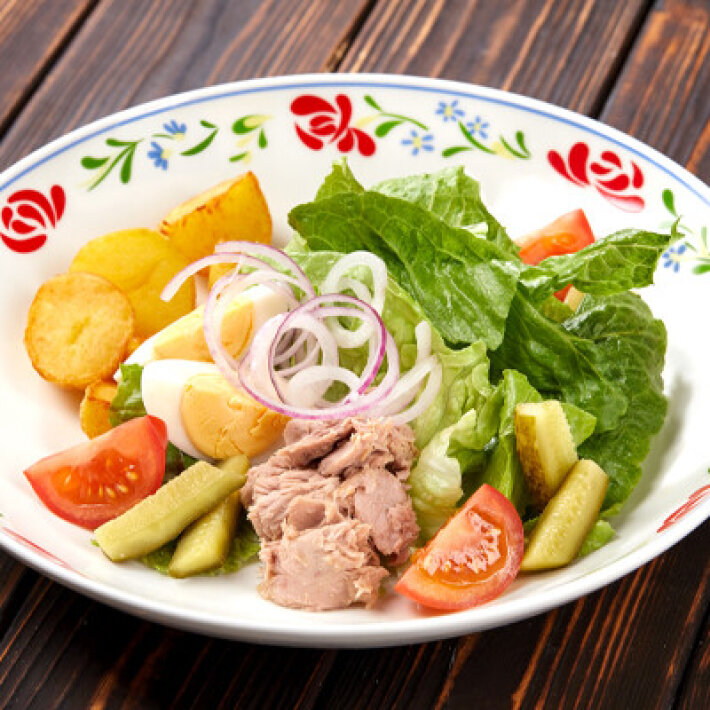 Салат с тунцом и жареным картофелем