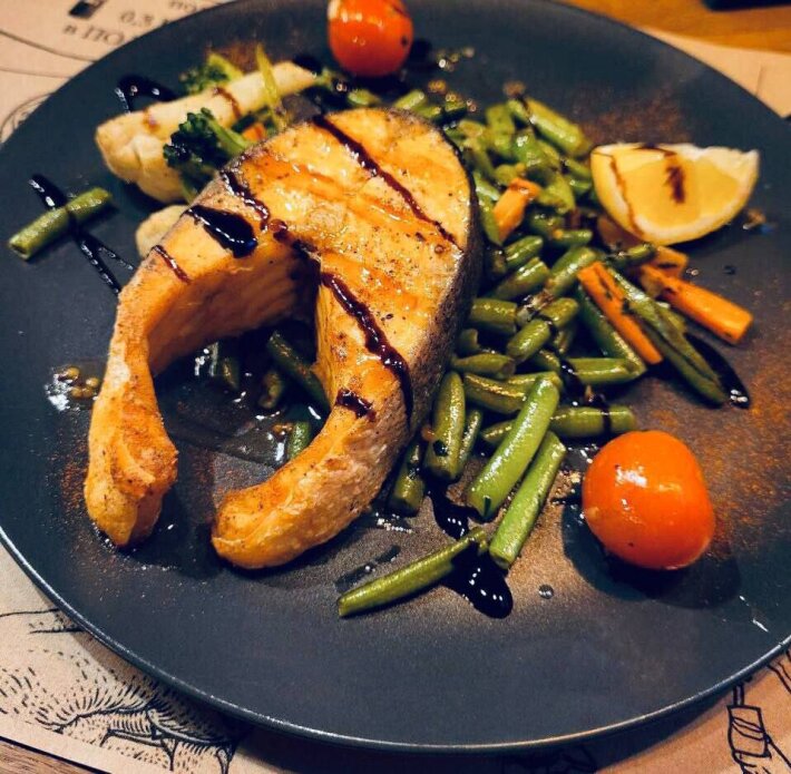 Стейк лосося с овощами