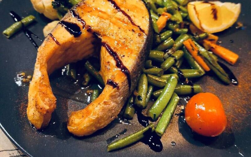 Стейк лосося с овощами