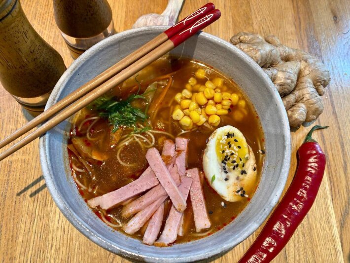 Суп «Кимчи Рамен» с ветчиной и тофу