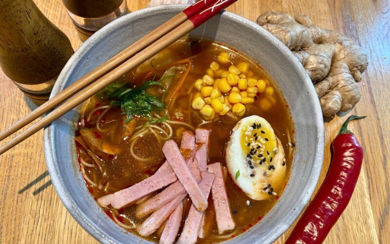 Суп «Кимчи Рамен» с ветчиной и тофу