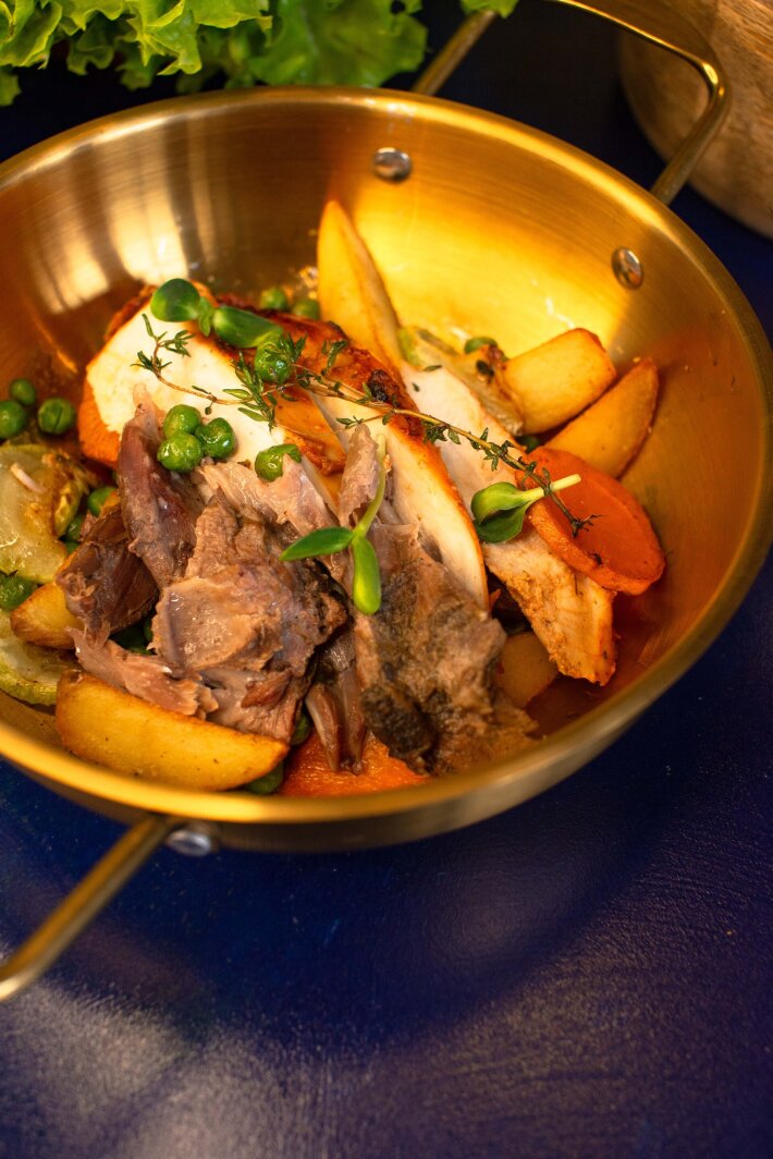 Томлёный козлёнок с мясом птицы, овощами и картофелем