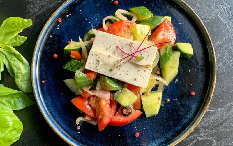 Салат из свежих овощей с мягким творожным сыром и заправкой из зеленого масла