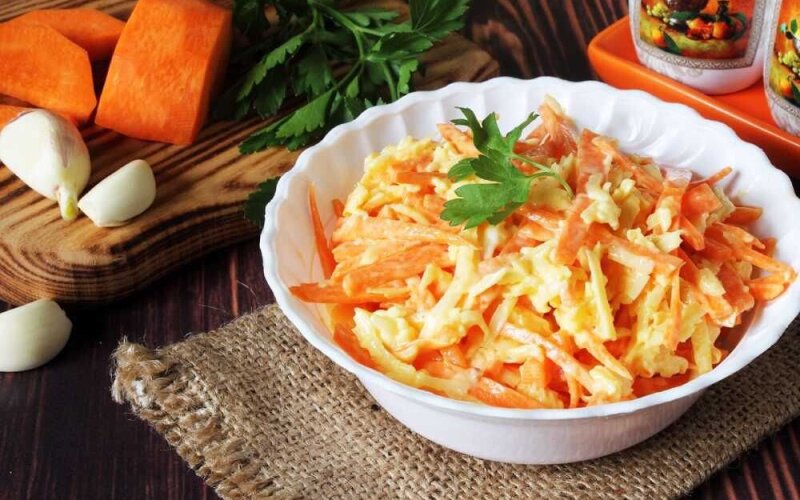 Салат с сыром и морковью