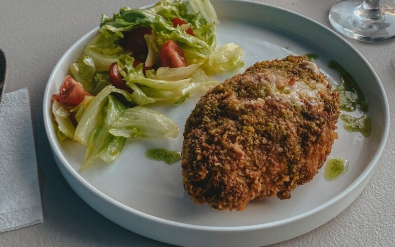 Куриное филе «Кордон-блю» с салатом