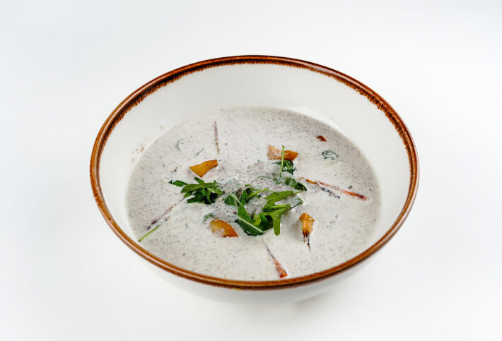 Крем-суп из шампиньонов с помидорами черри и сыром дор блю
