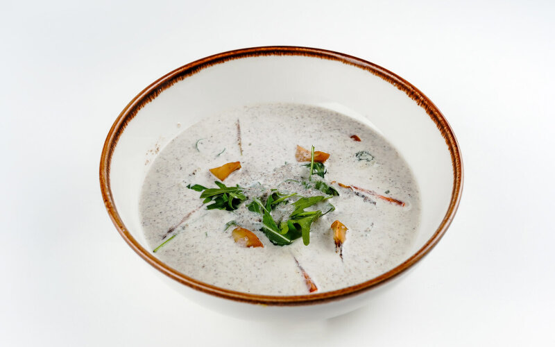 Крем-суп из шампиньонов с помидорами черри и сыром дор блю