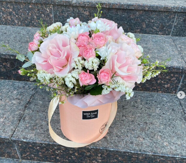 Коробка с розовыми французскими розами