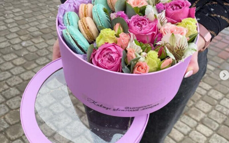 Коробка с цветами в ожидании встречи