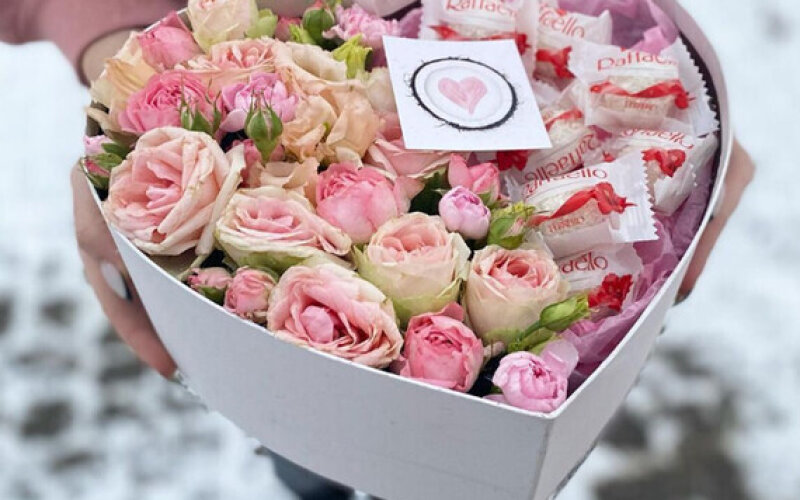 Коробка с цветами Поцелуй