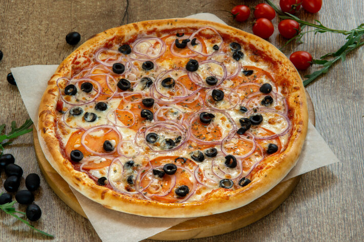 Пицца «Вегетарианская» с луком и помидорами